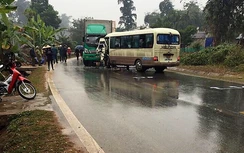 Xe khách gặp nạn, tài xế gãy chân, hành khách phải chuyển xe