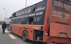 Ô tô khách va chạm xe tải, 4 người nhập viện cấp cứu