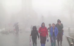 Du khách co ro, khoác áo mưa dưới trời rét dưới 0 độ