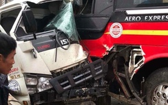 32 giáo viên, học sinh kêu cứu vì xe du lịch đâm xe tải