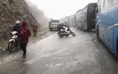 Lào Cai: Mặt đường đóng băng, tắc Quốc lộ 4D