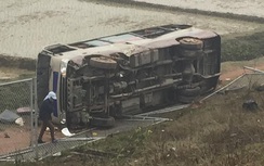 Ô tô khách bất ngờ "bay" khỏi đường cao tốc khi đang chạy