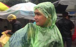 Muôn kiểu "đội mưa" đi chợ Viềng