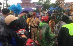 Chợ Viềng "thất thủ" ùn tắc chục km