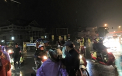 CSGT căng mình điều tiết giao thông trong đêm tại chợ Viềng