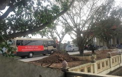 Du khách nườm nượp đổ về đền Trần, giá giữ xe tăng từng giờ