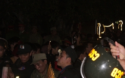 Du khách chen lấn hỗn loạn, xô đẩy hàng rào ở Đền Trần