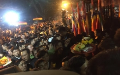 Đền Trần "thất thủ" sau giờ khai ấn, biển người chen lấn hỗn loạn