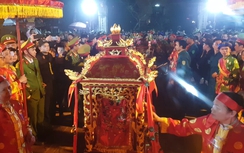 Những hình ảnh phản cảm lại tái diễn ở lễ khai ấn đền Trần