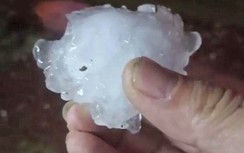 Mưa đá rơi ở Lào Cai, người dân hốt hoảng tìm nơi ẩn nấp