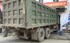 Xe tải mất lái gây tai nạn liên hoàn, húc vào nhà dân