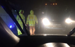 Đường lên Sa Pa tắc hơn 10km, CSGT căng mình phân luồng trong đêm