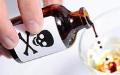 Bị mẹ kế đầu độc thuốc diệt cỏ, con riêng của chồng tử vong