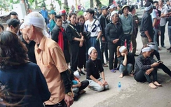 Người thân bé 8 tuổi bị sát hại đến nhà nghi phạm than khóc