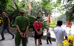 Hàng trăm khách mặc phản cảm không được vào Đền Hùng đã làm gì?