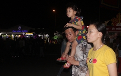 Du khách vạ vật, ngủ ngoài trời chờ khai mạc giỗ Tổ Hùng Vương