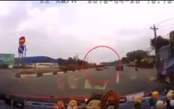 Ô tô rượt đuổi xe máy khiến đôi nam nữ ngã sõng soài