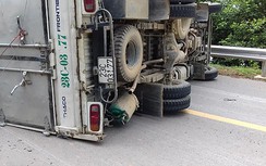 Va chạm xe máy chở 3 cô gái, ôtô tải lật nghiêng giữa đường