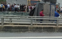 Xe tải lật sau đâm xe khách, cao tốc Nội Bài-Lào Cai ùn tắc