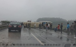 Xe khách lật ngửa trên cao tốc sau cú đâm đuôi xe phía trước