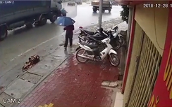 Hai mẹ con bị xe tải đâm tử vong thương tâm dưới mưa