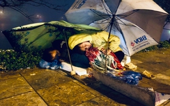 Xót cảnh trẻ nằm co ro bán hàng giữa trời rét tại Sa Pa