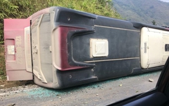 Xe khách lật trên QL4D, một người tử vong, nhiều người bị thương