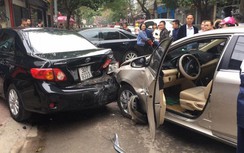 Mất lái, nữ tài xế gây TNGT liên hoàn trên phố