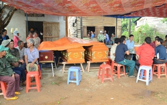 Bé gái khóc ngất bên thi thể bố mẹ và em trai