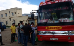 Nhóm côn đồ bày mưu dừng xe khách, lao lên ném đá