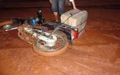 Sớm khắc phục tình trạng đất, đá gây mất ATGT trên Tỉnh lộ 8