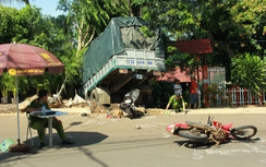 Xe tải đổ dốc đâm 2 xe máy, 3 người thương vong