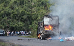 Xe tải đang chạy bỗng nhiên cháy rụi, nổ bình xăng