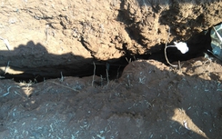 Gia Lai: Mặt đất bỗng dưng nứt dài 50m, sâu 1,5 m