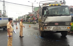 Gia Lai: CSGT đội mưa gom kính vỡ sau TNGT