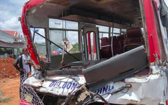 Xe chở học sinh tông đuôi xe tải, 21 người thương vong