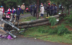 Bất ngờ cột điện đè chết 2 mẹ con cô giáo ở Kon Tum