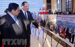 Thủ tướng Việt Nam và Lào tham quan triển lãm thành tựu kinh tế 2 nước