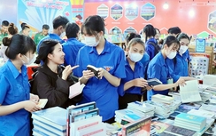 Bình Dương: Đông đảo bạn đọc tham quan triển lãm Tuần lễ sách tại chợ đêm và phố đi bộ Bạch Đằng