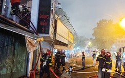 Cảnh sát dập lửa, cứu hai vợ chồng kẹt trong đám cháy ở TP.HCM