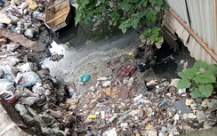 Hà Nội: Kênh mương ô nhiễm nặng nề, ngập trong rác thải