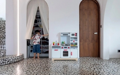 Căn hộ duplex độc đáo tại TPHCM với thiết kế hình khối và ốp đá mài kiểu Mỹ