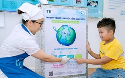 Khách hàng hào hứng thu gom vỏ sữa, cùng TH true MILK sống xanh