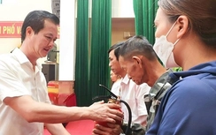 Hà Tĩnh: Vận động, trao tặng hơn 11.830 bình chữa cháy cho hộ nghèo, hộ cận nghèo, hộ có hoàn cảnh khó khăn
