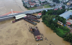 Phú Thọ: Liên tiếp nhiều sà lan trôi mắc tại gầm cầu Vĩnh Phú