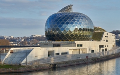 Ngắm loạt toà nhà ốp kín mặt tiền bằng pin điện mặt trời