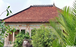 Bí ẩn căn biệt thự mái đỏ phủ đầy cây cỏ ở Long An