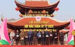 Phóng viên Báo Xây dựng thường trú Hà Tĩnh trao 10 suất quà cho người nghèo tại Hội Báo Xuân