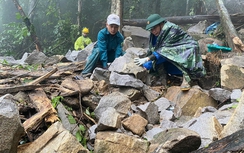 Bộ Chỉ huy Quân sự tỉnh Quảng Nam huy động hàng chục cán bộ, chiến sĩ khắc phục sạt lở đá tại làng Tu Hon