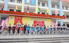 Hà Nội: Báo Xây dựng tặng quà cho học sinh nghèo vượt khó tại xã Thụy Hương